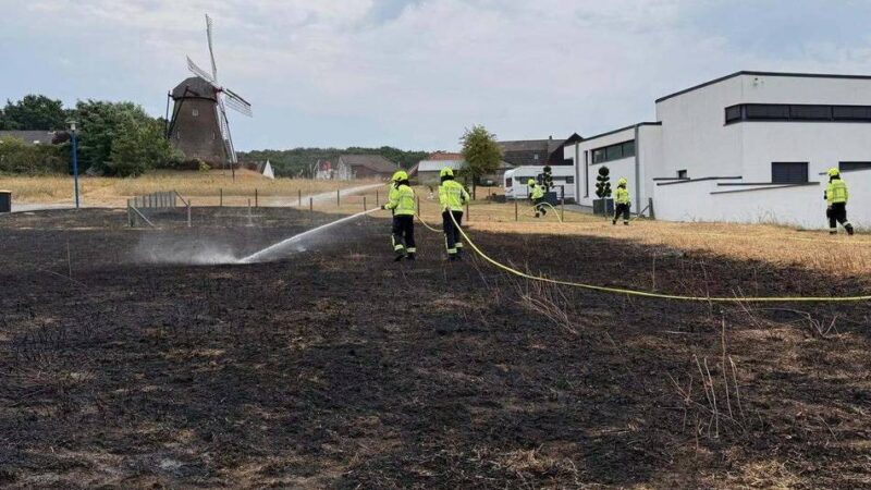 Flächenbrand in Elten: Feuerwehr kämpft gegen Flächenbrand bei Gerritzens Mühle