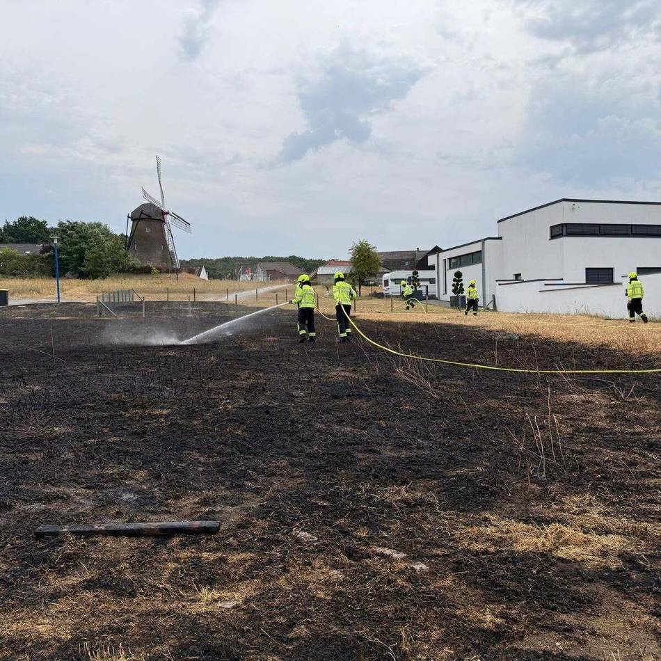 Flächenbrand in Elten: Feuerwehr kämpft gegen Flächenbrand bei Gerritzens Mühle