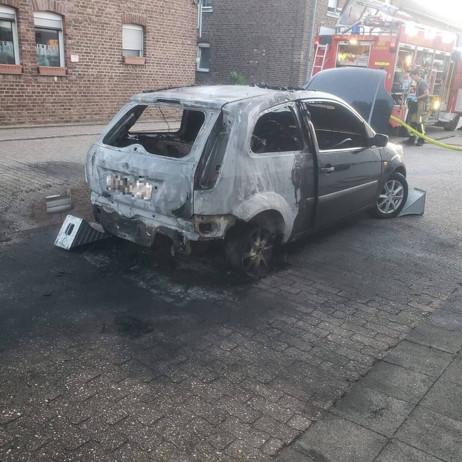 Einsatz am frühen Morgen: Auto brennt in Kastanienallee – Polizei ermittelt
