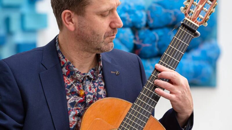 „Sommernacht der Klassik“ in Hückeswagen: Spanische Gitarrenklänge als Hommage an ein versunkenes Dorf