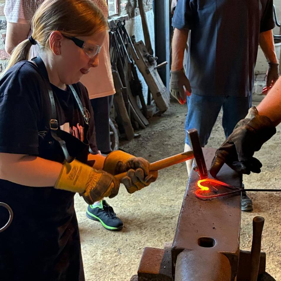 Ferienkompass Rheinberg: Ossenberger Kinder schmieden Herzen in Menzelen