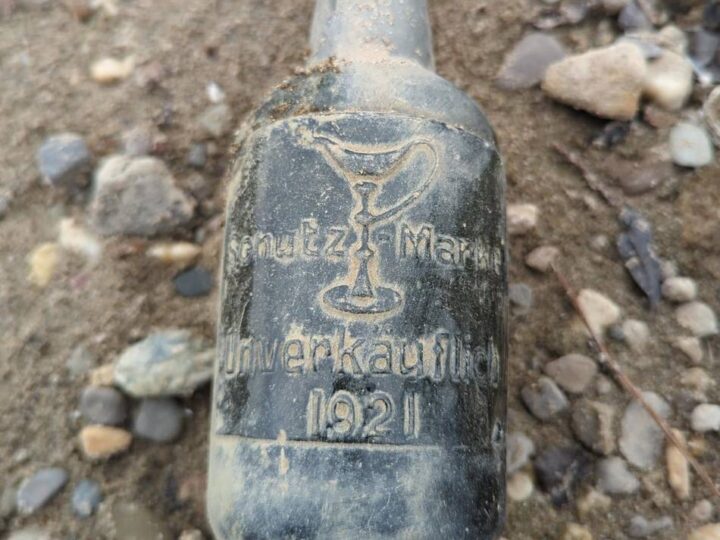 Fundstück bei Rheinberg: Rhein-Niedrigwasser legt eine mysteriöse alte Flasche frei