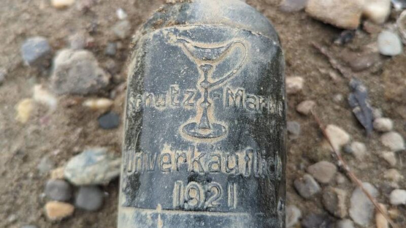 Fundstück bei Rheinberg: Rhein-Niedrigwasser legt eine mysteriöse alte Flasche frei