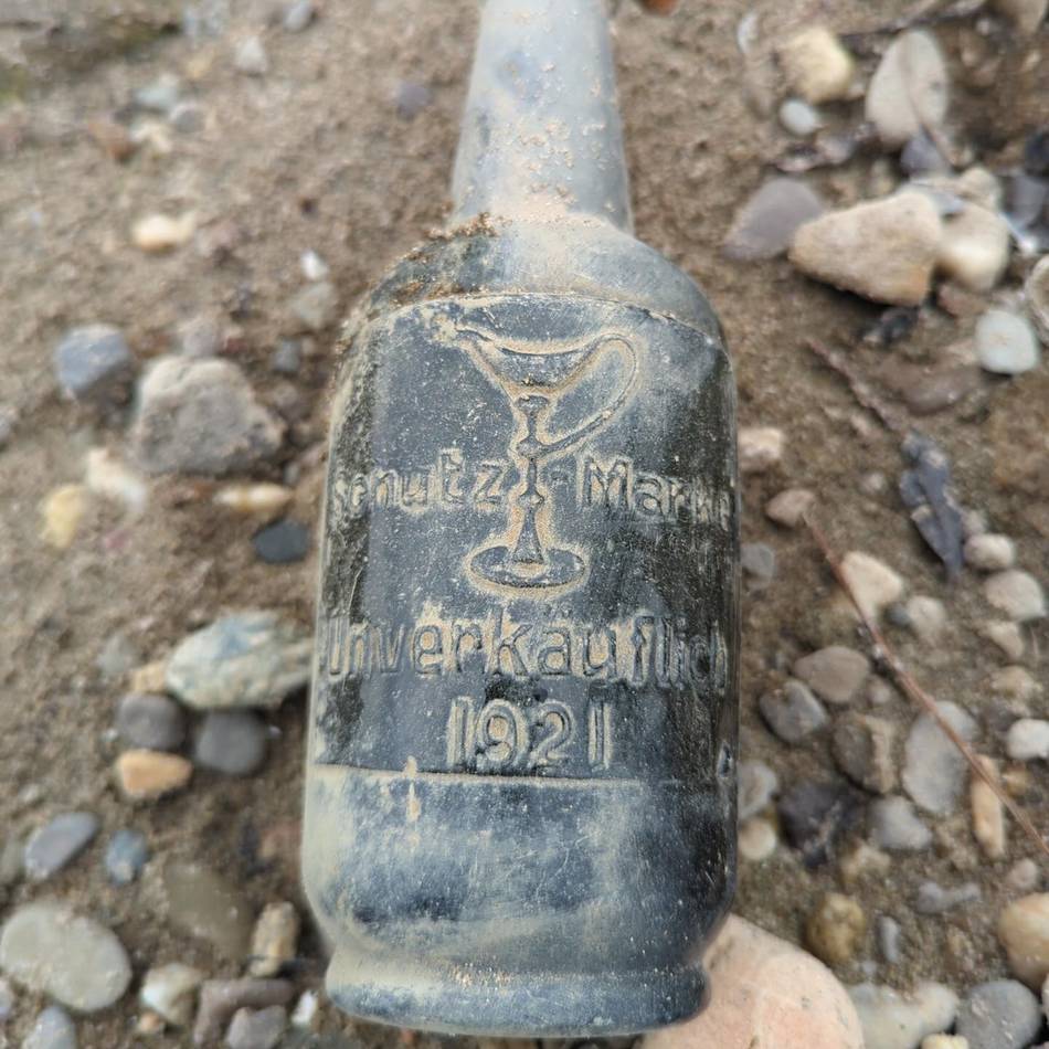 Fundstück bei Rheinberg: Rhein-Niedrigwasser legt eine mysteriöse alte Flasche frei