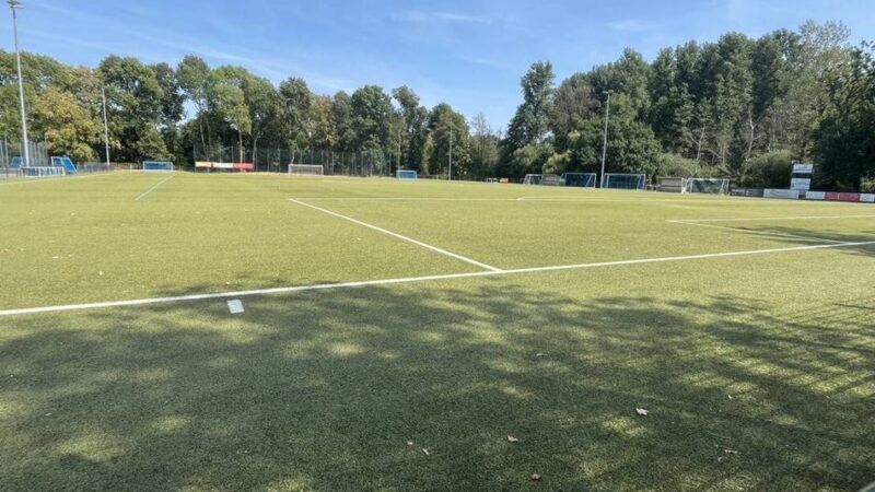 Kunstrasenplätze am Kaarster See: Granulat klebt an Schuhen – Stadt tauscht Belag aus