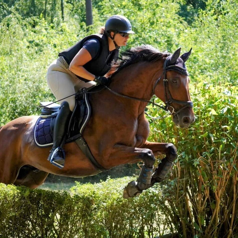Reitturnier in Niederkrüchten: Melanie Zallmann springt beim Sommerturnier zum Sieg
