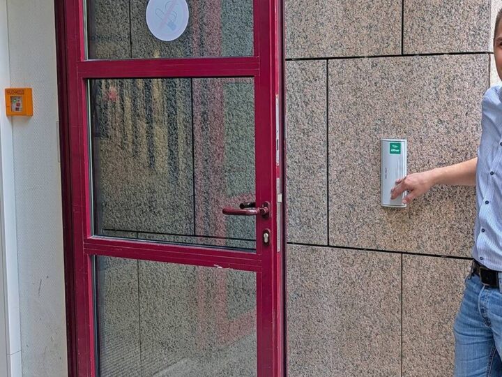 Rathaus in Hilden: Neue Türanlage verbessert Barrierefreiheit