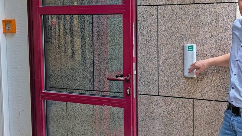 Rathaus in Hilden: Neue Türanlage verbessert Barrierefreiheit