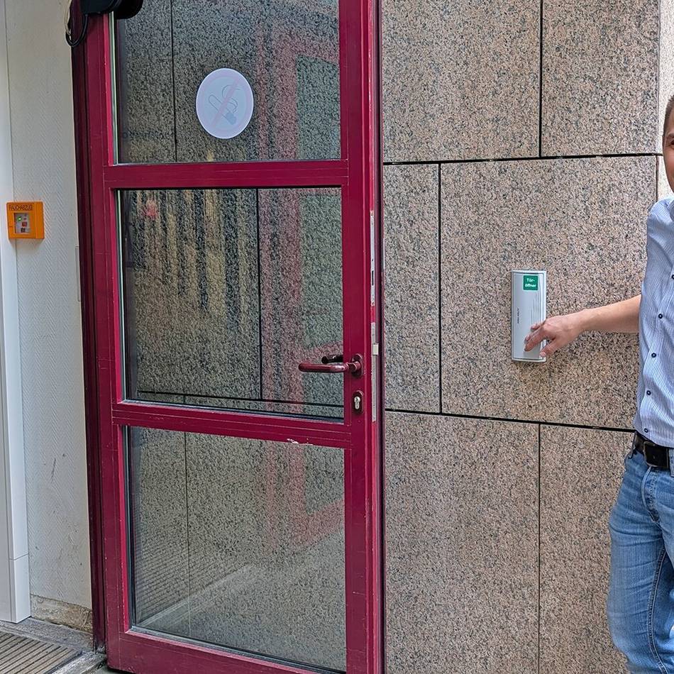 Rathaus in Hilden: Neue Türanlage verbessert Barrierefreiheit