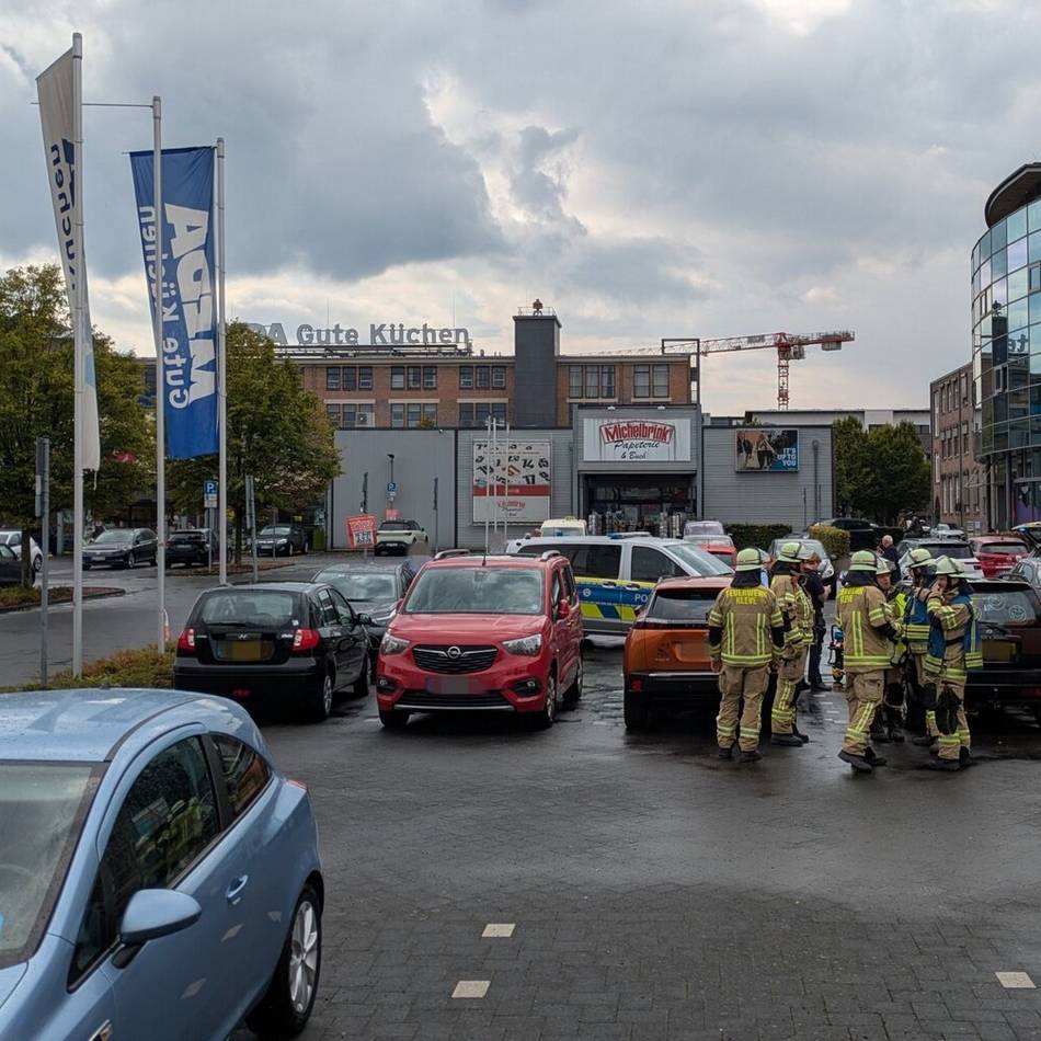 Am Einkaufszentrum EOC: Medizinischer Notfall auf Parkplatz sorgt für Feuerwehr-Einsatz in Kleve