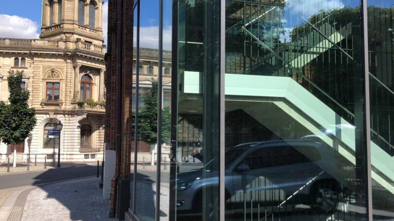 Nach Vandalismus in Rheinberg: Kaputte Glasscheibe am Rathaus-Anbau ist ersetzt