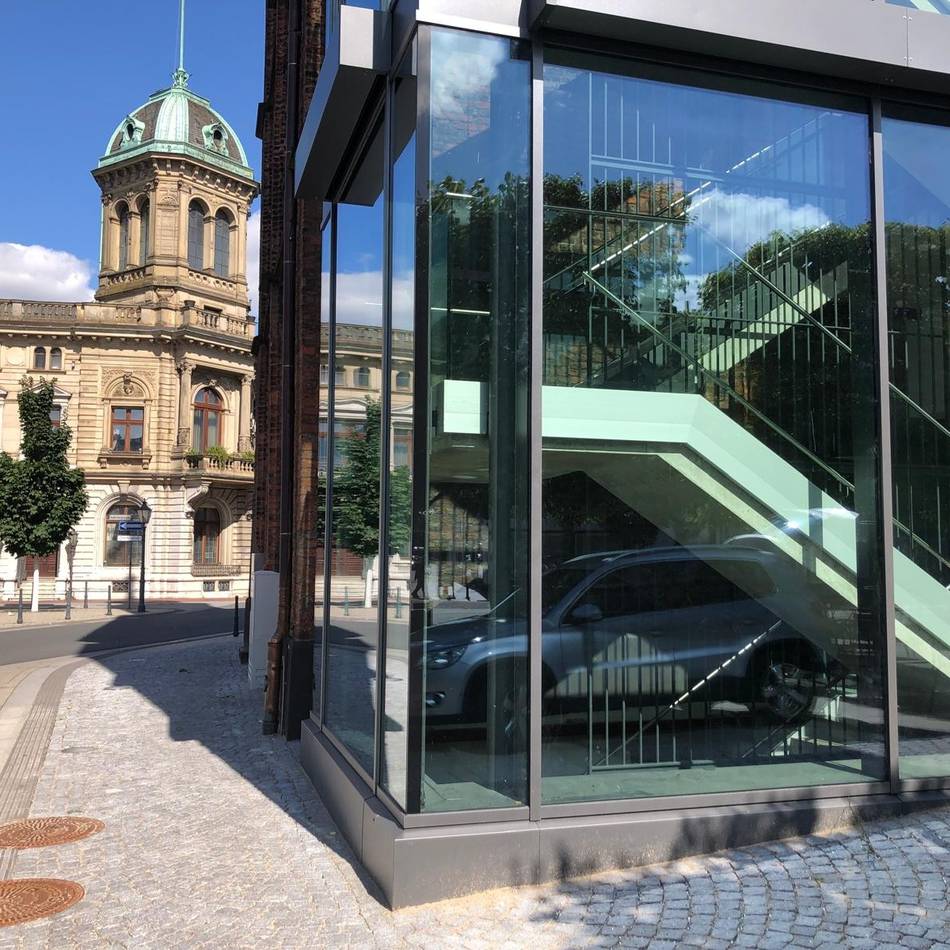 Nach Vandalismus in Rheinberg: Kaputte Glasscheibe am Rathaus-Anbau ist ersetzt