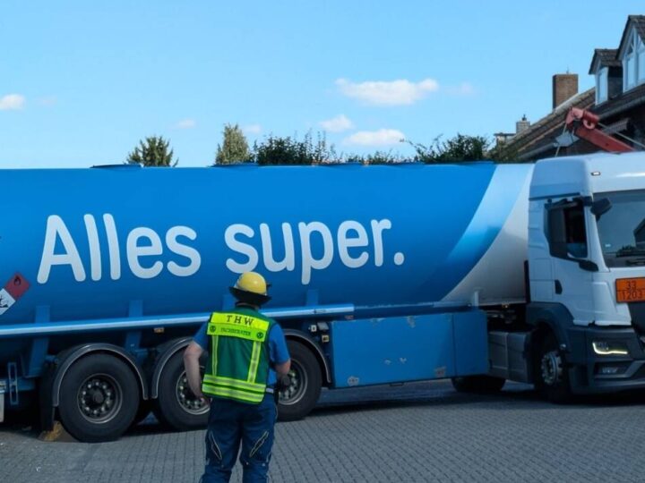 An der Triftstraße: Tankfahrzeug 
verkeilt sich zwischen Gebäudeteilen