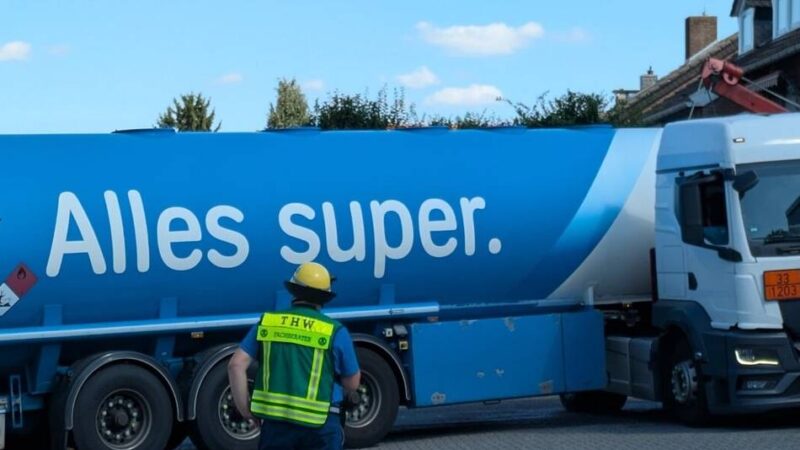 An der Triftstraße: Tankfahrzeug 
verkeilt sich zwischen Gebäudeteilen
