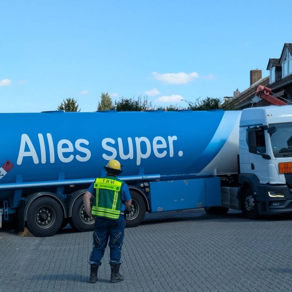An der Triftstraße: Tankfahrzeug 
verkeilt sich zwischen Gebäudeteilen