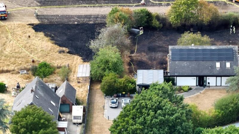 Flächenbrand in Kleve: Feuerwehr rettet Wohnhaus vor Flammen in Donsbrüggen