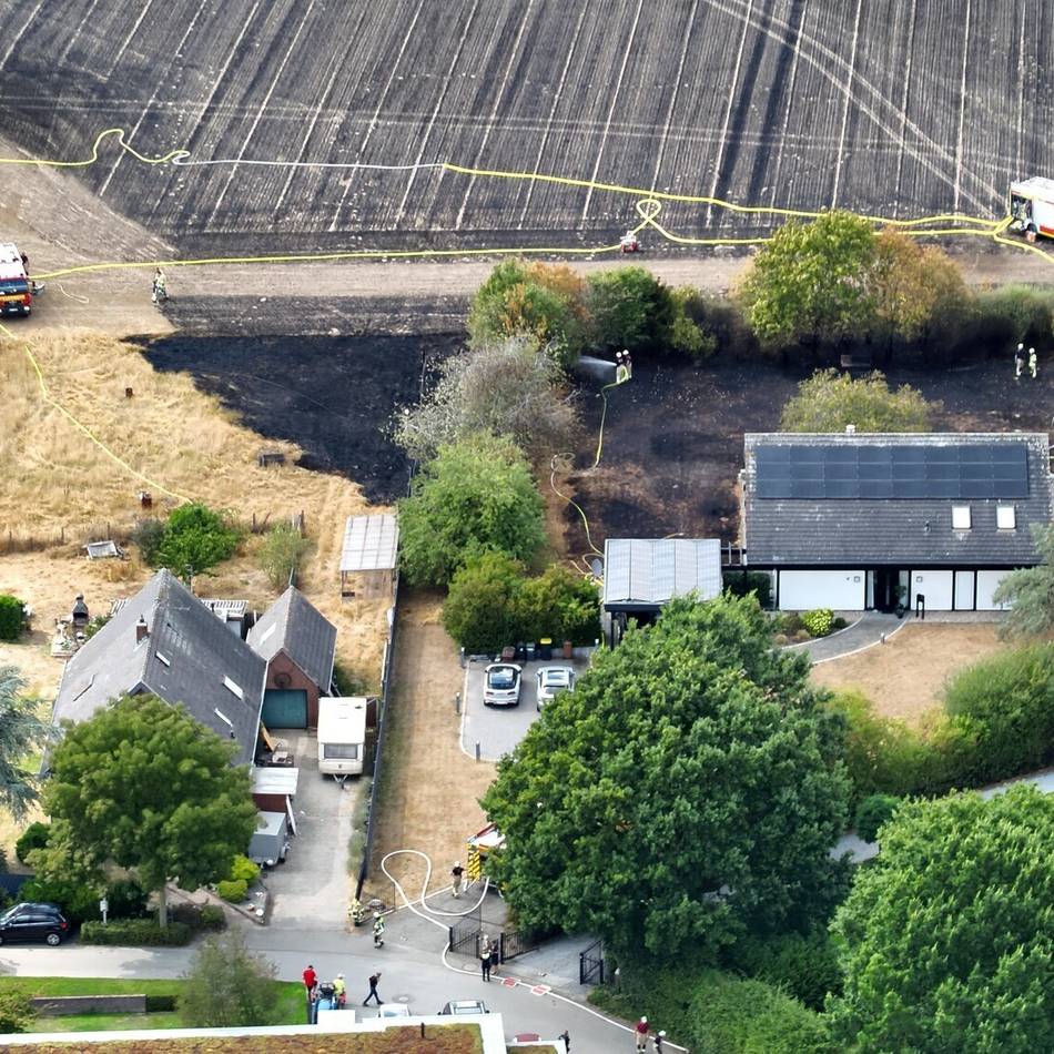 Flächenbrand in Kleve: Feuerwehr rettet Wohnhaus vor Flammen in Donsbrüggen