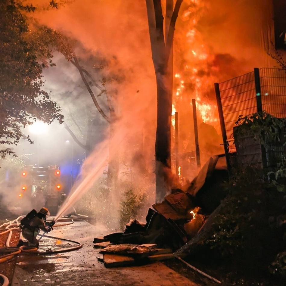 Brand in Kleve: Feuer in Baustoffhandel – Großeinsatz in der Nacht
