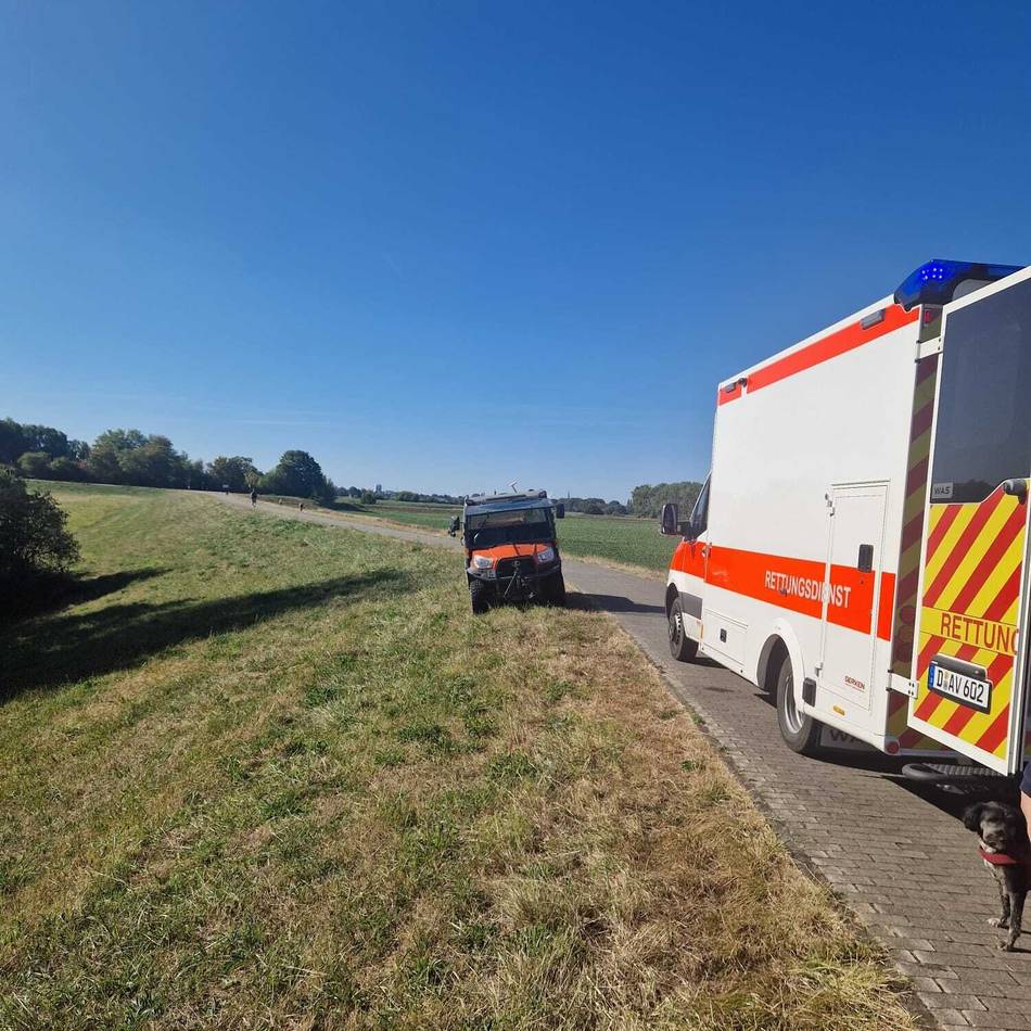Einsatz in Meerbusch: Feuerwehr rettet Frau und Hund aus Sumpf