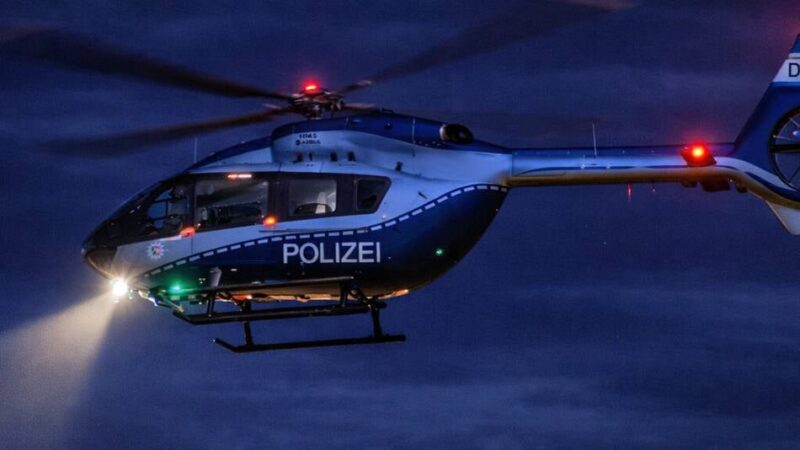 Nächtlicher Einsatz in Hückeswagen: Polizeihubschrauber sucht 92-Jährigen und kreist über Stadt