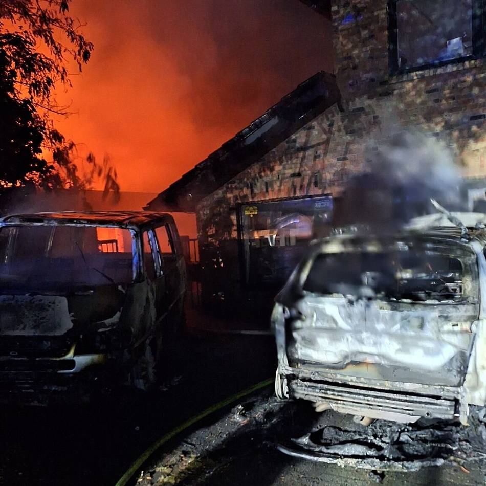 Vier Löschzüge der Feuerwehr im Einsatz: Zwei Autos in Issum in Flammen – Polizei ermittelt wegen Brandstiftung