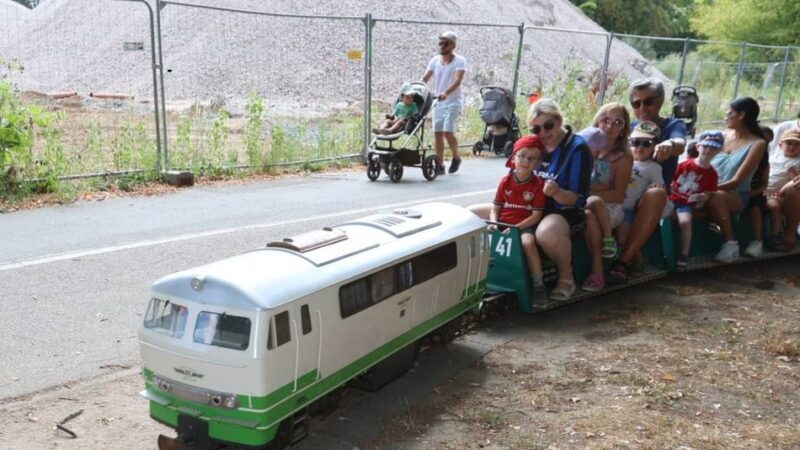 Im Stadtpark in Leverkusen : Ein Euro, zwei Runden, Hunderte Fans – Dampfbahn zieht Familien an