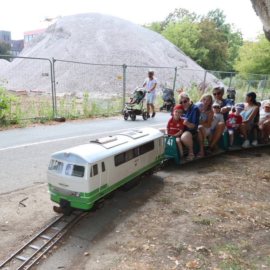 Im Stadtpark in Leverkusen : Ein Euro, zwei Runden, Hunderte Fans – Dampfbahn zieht Familien an