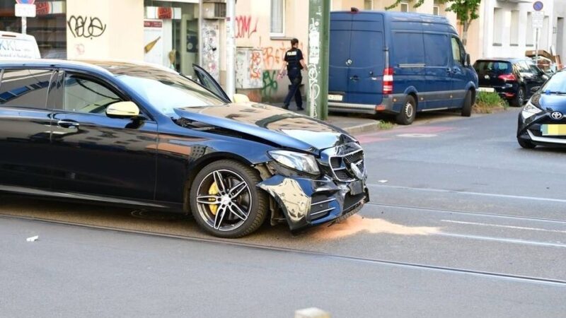 Unfall in Düsseldorf: Mercedes stößt mit Toyota zusammen – Autofahrer und unbeteiligter Radfahrer schwer verletzt