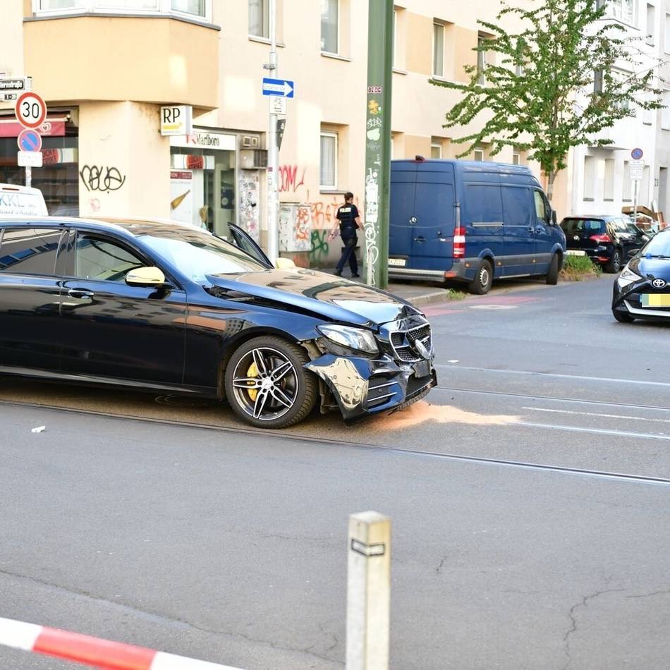Unfall in Düsseldorf: Mercedes stößt mit Toyota zusammen – Autofahrer und unbeteiligter Radfahrer schwer verletzt