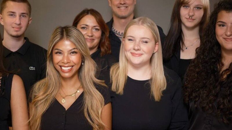 Kaarster Friseursalon stellt fünf neue Azubis ein: „Investition in Menschen und die Zukunft unseres Handwerks“