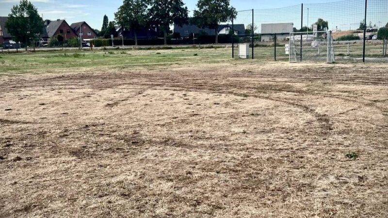 Vandalismus in Rees-Millingen: Unbekannter fährt mit Auto über Bolzplatz