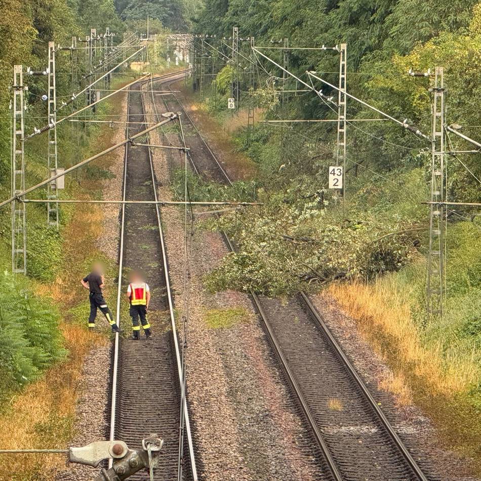 Einsatzreicher Abend: Unwetter trifft Mönchengladbach – Bäume umgestürzt, Zug evakuiert