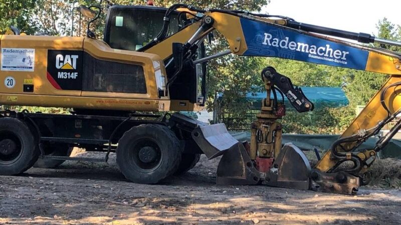 Baustelle am Bahnübergang Millingen: Unbekannte stehlen Diesel und zünden Bagger an