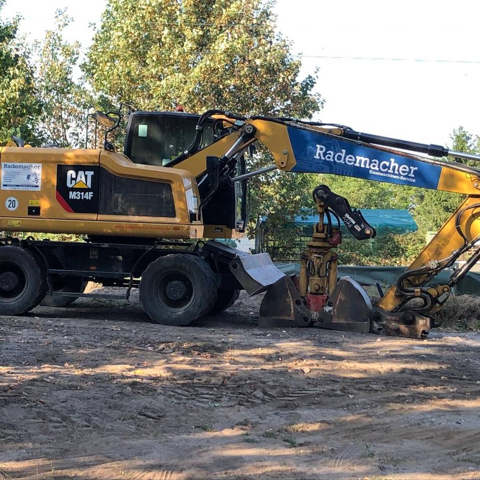 Baustelle am Bahnübergang Millingen: Unbekannte stehlen Diesel und zünden Bagger an