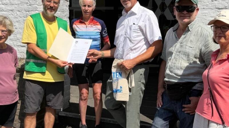 Übergabe an den „COP Bike Ride“: Xantens Klimabotschaft reist per Fahrrad zur Weltklimakonferenz