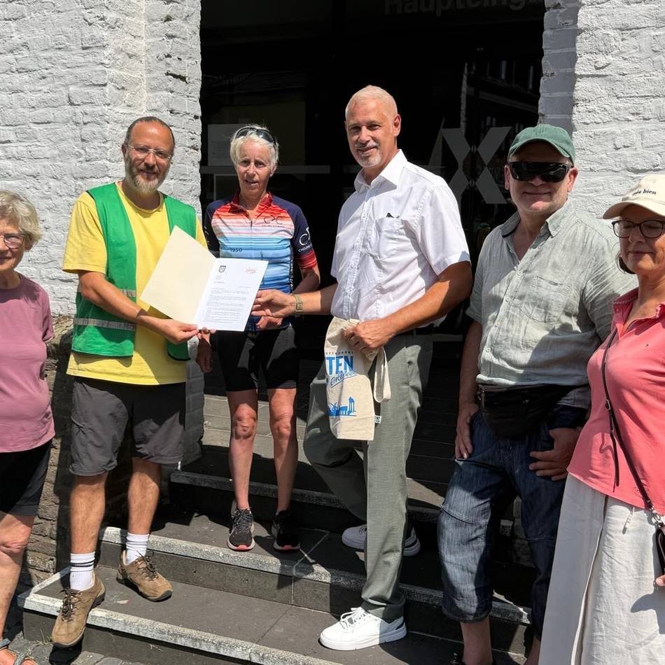 Übergabe an den „COP Bike Ride“: Xantens Klimabotschaft reist per Fahrrad zur Weltklimakonferenz