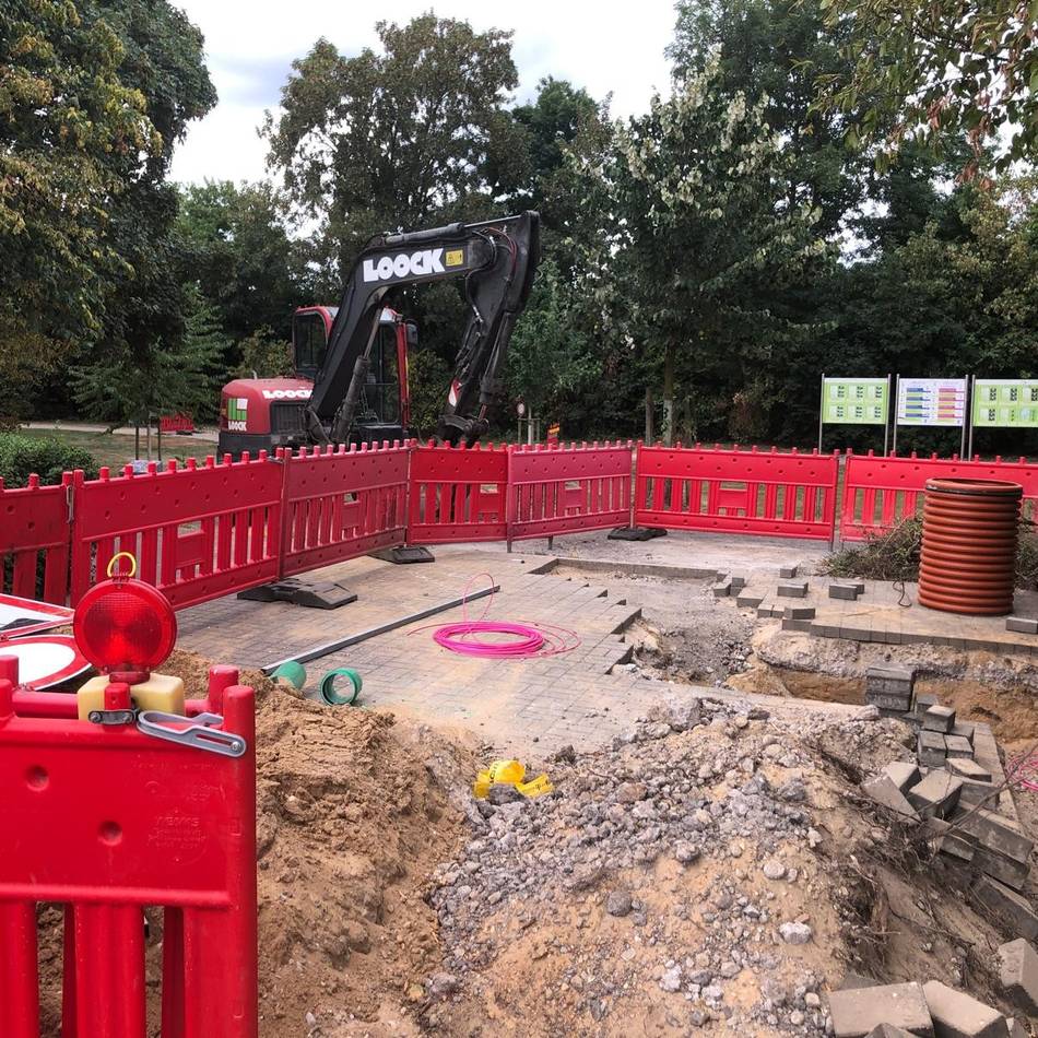 Containerklassen fürs Rheinberger Gymnasium: Weg am Hallenbad wegen Bauarbeiten gesperrt