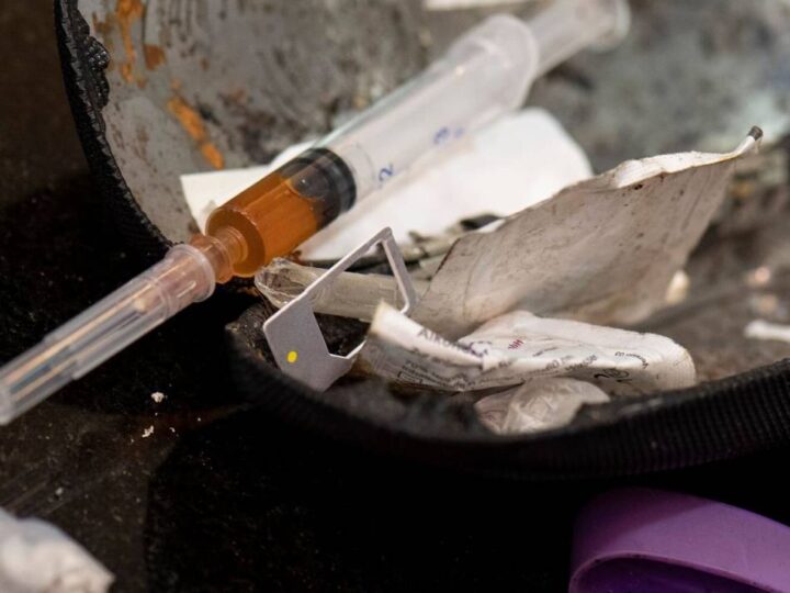 Sondereinsatz in Neuss: Polizei stellt Heroin sicher und verfolgt E-Scooter-Fahrer
