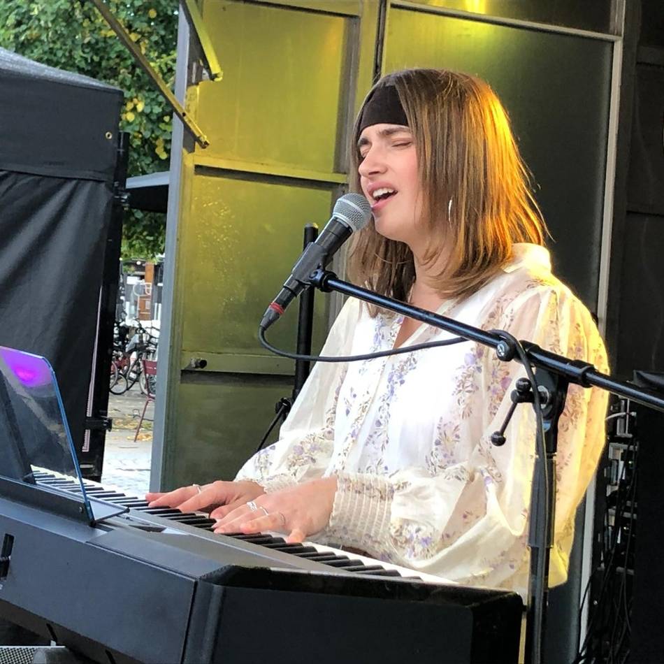 Auf dem Großen Markt in Rheinberg: Anne Mosters sorgt für einen Mega-Start beim Weinfest