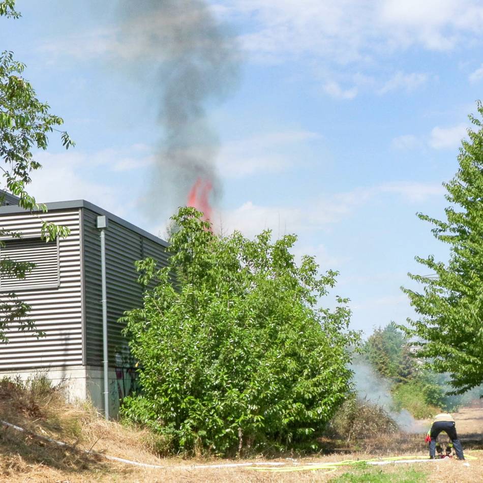 Feuerwehreinsatz in Langenfeld: Vegetationsbrand an der Karl-Benz-Straße