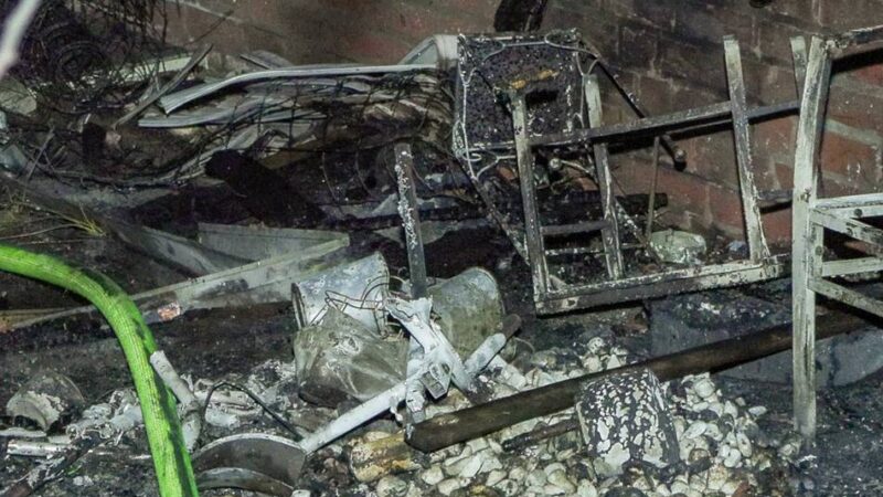 Feuer in Hilden: Hecke und Gartenmöbel brennen – Rollläden schmelzen