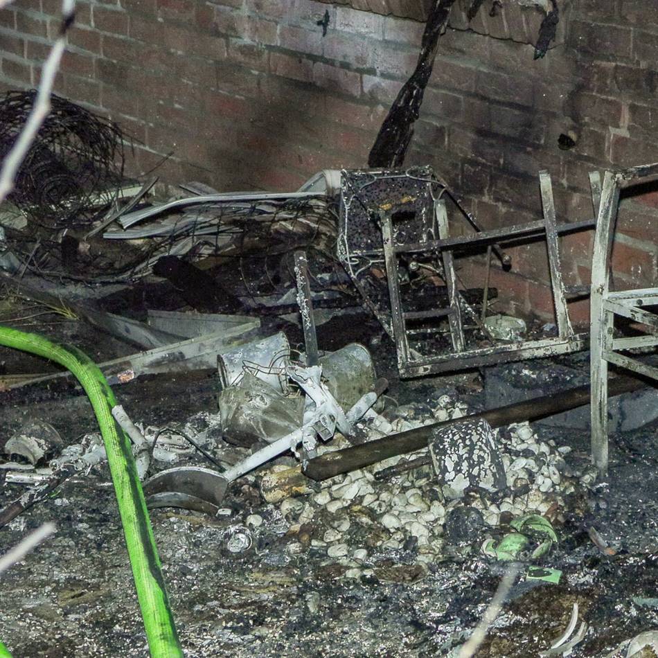 Feuer in Hilden: Hecke und Gartenmöbel brennen – Rollläden schmelzen