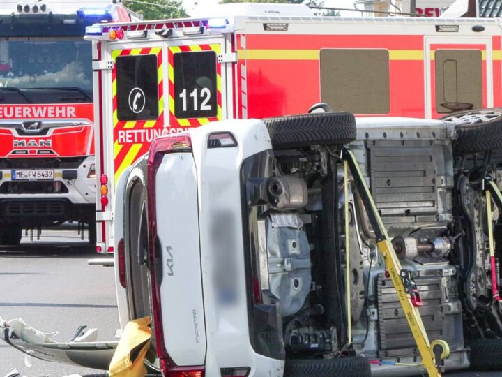 Unfall in Langenfeld: Kia kippt nach Crash um – Fahrerin verletzt