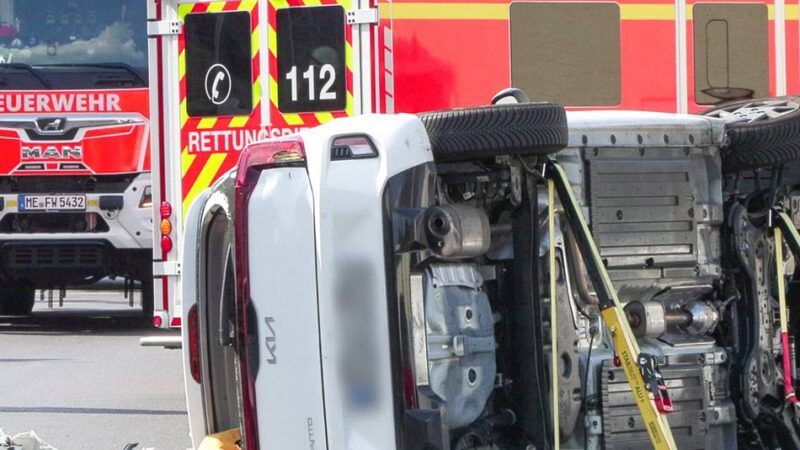 Unfall in Langenfeld: Kia kippt nach Crash um – Fahrerin verletzt