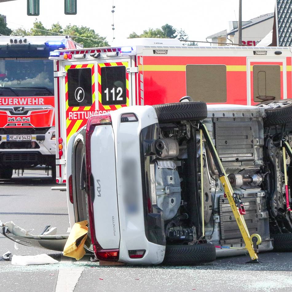 Unfall in Langenfeld: Kia kippt nach Crash um – Fahrerin verletzt