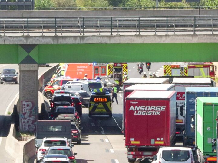 Auto überschlägt sich: Ein Schwerverletzter nach Unfall auf der A46 – Autobahn wieder freigegeben