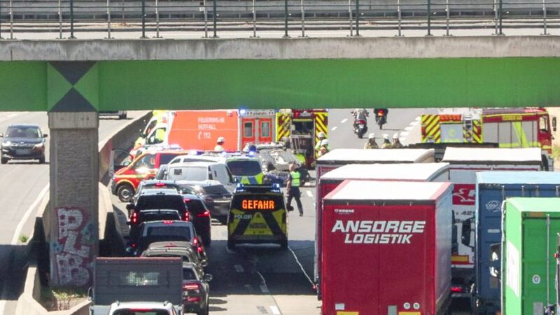 Auto überschlägt sich: Ein Schwerverletzter nach Unfall auf der A46 – Autobahn wieder freigegeben