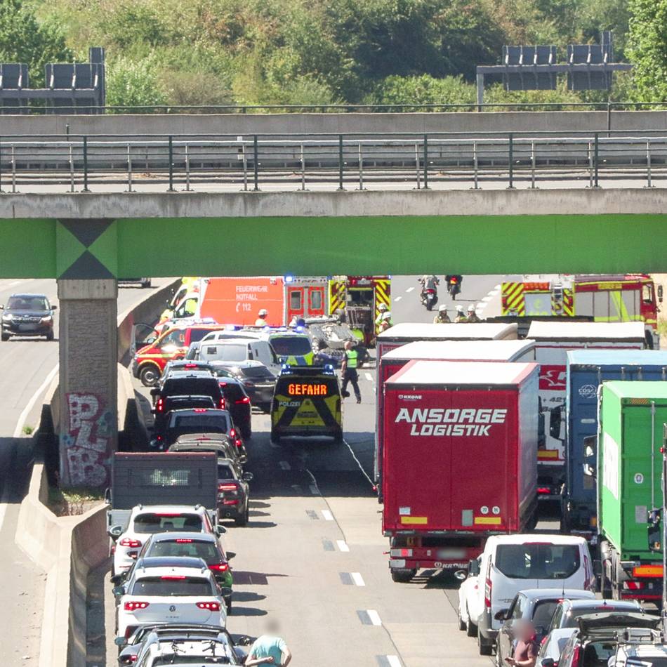Auto überschlägt sich: Ein Schwerverletzter nach Unfall auf der A46 – Autobahn wieder freigegeben