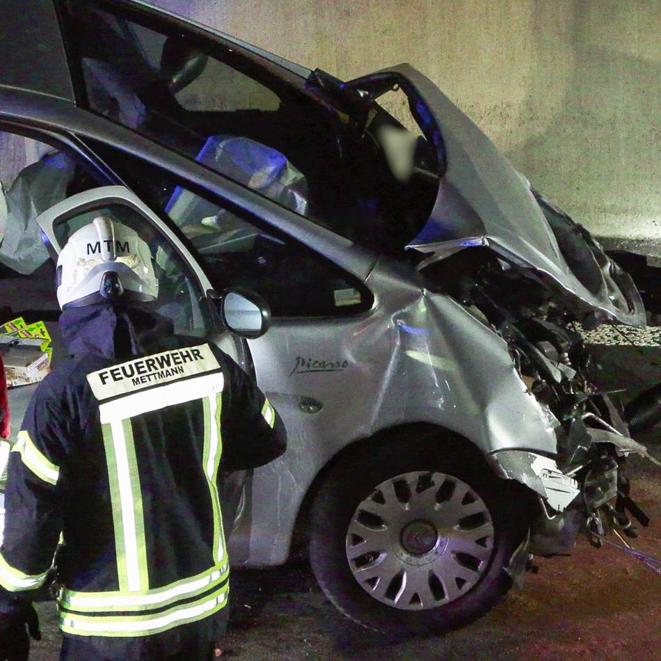 Autobahn bei Hilden: Schwerer Verkehrsunfall auf der A3 – Auto kracht in Leitplanke