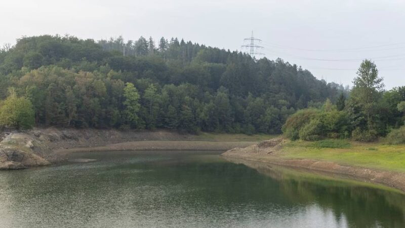 Auch Hückeswagener Bever-Talsperre betroffen: Trockenheit – bergische Talsperren geben jetzt weniger Wasser ab